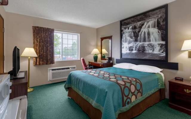 Super 8 by Wyndham Reedsburg