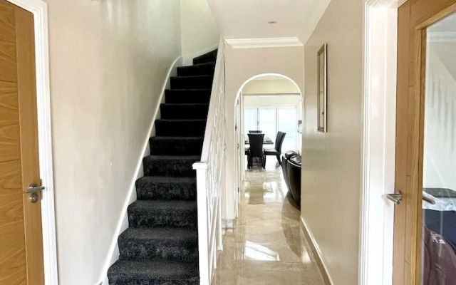 New Luxury Modern House Near Airport Free Parking