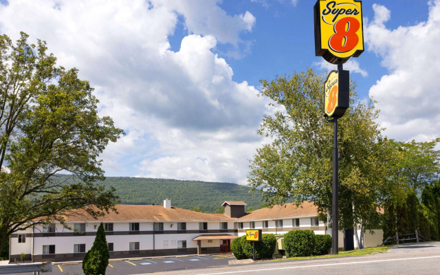 Super 8 by Wyndham Burnham/Lewistown