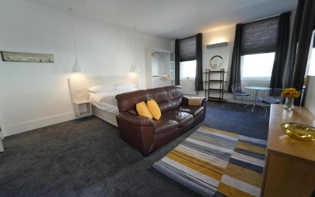 Gorgeous, Comfortable Apartment on the High Street