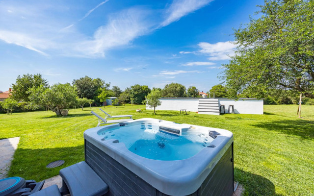 Holiday house Mirna with swimming pool and jacuzzi