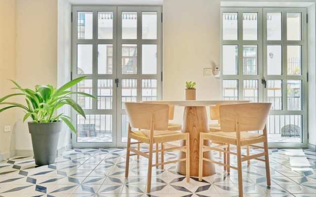 w Stylish 2BR in Plaza Herrera
