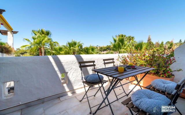 Modern 2 BDRM Apt with Sea Views and Pool