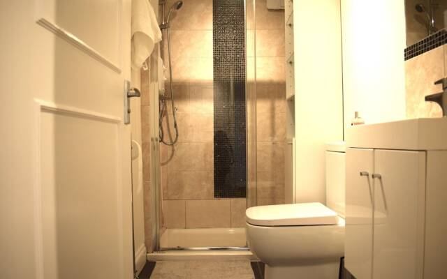 Modern 2 Bedroom Apartment in Queen's Park