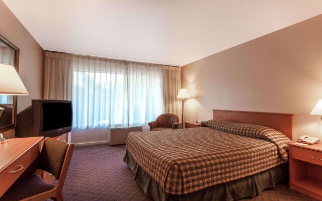 Howard Johnson by Wyndham Nanaimo Harbourside