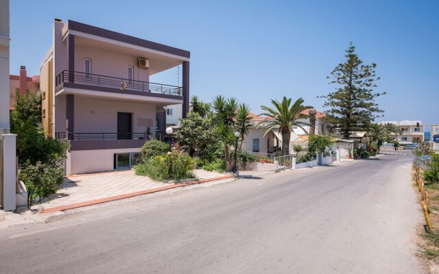 Steps to the Beach Spacious Home-Parking