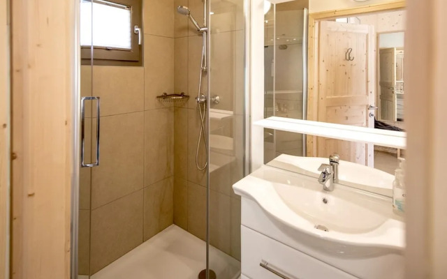 Lovely Chalet With Whirlpool