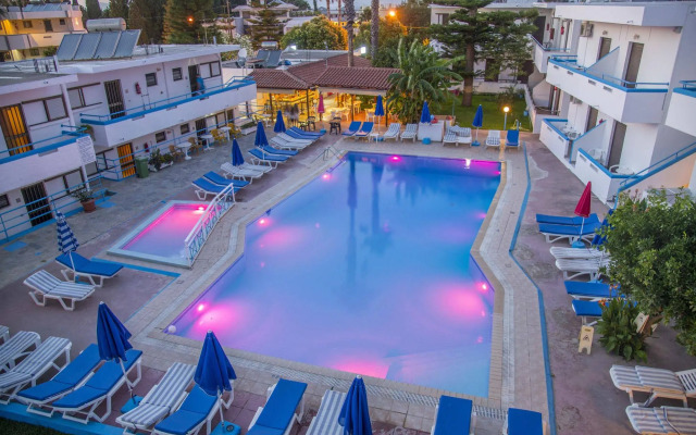 Yannis Yard Studios and Apartments