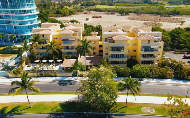 Sleeps 6 Views Beach 1 Block Gated
