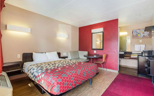 Econo Lodge Inn & Suites