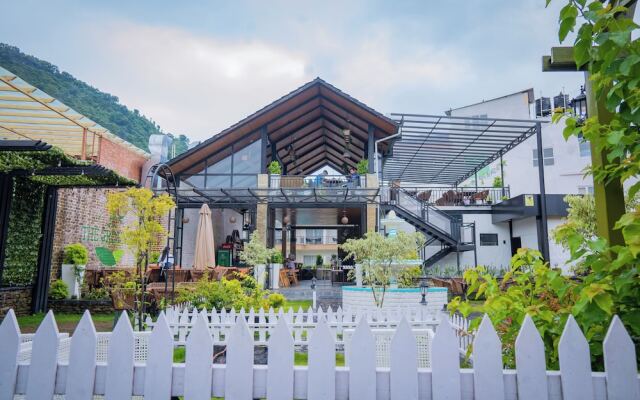 Majestic Lakefront Hotel & Suites