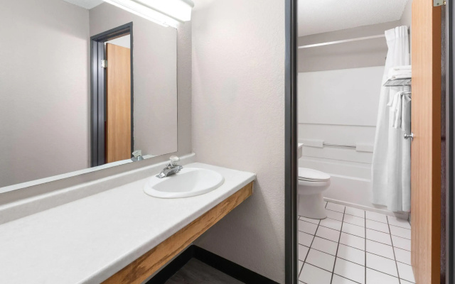 Super 8 by Wyndham Kent/Akron Area
