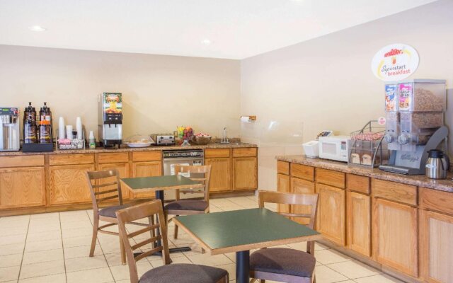 Wautoma Inn by OYO Near Airport WI 73
