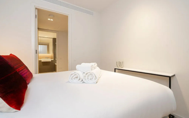 Sensational Two-bedroom Apartment by the River