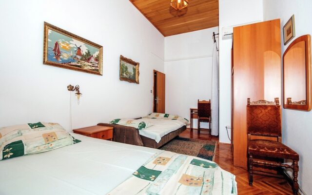 Inviting Apartment With Garden, Barbecue, Garden Furniture