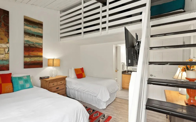 Snowmass 2BR Loft Retreat Deck, Fireplace & Views - 21E