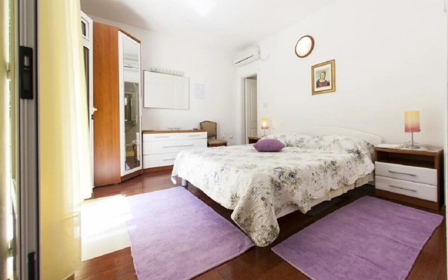 Cvita - 150 m From Pebble Beach - SA1