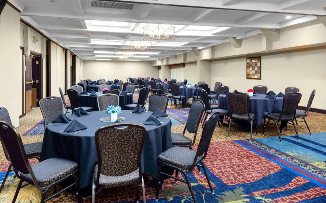 Embassy Suites by Hilton Kansas City Plaza