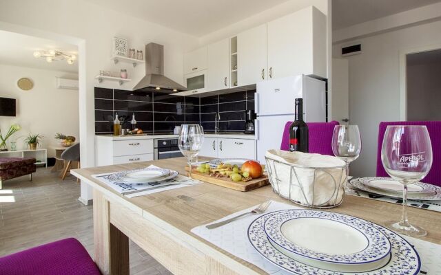 Premium Holiday Home in Kučine-Mravinci with Swimming Pool