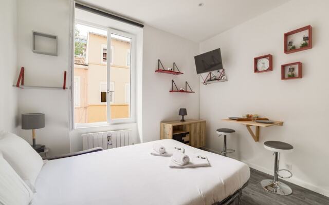 Modern studio near train station Part-Dieu by GuestReady