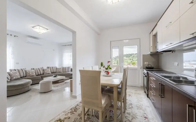 Hometown Apartment in Gjirokaster
