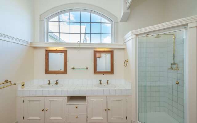 Magnificent Karaka Estate with Swimming Pool