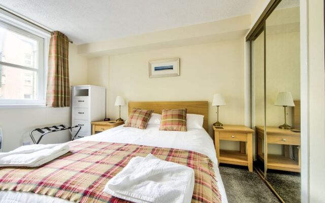 Grassmarket Apartment with Castle View