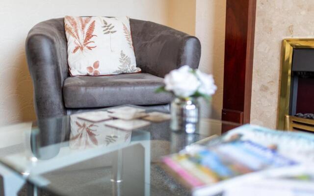 Adrian House, near Hospital, easy parking + garden