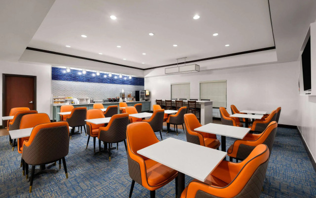 La Quinta Inn & Suites by Wyndham Denton - University Drive