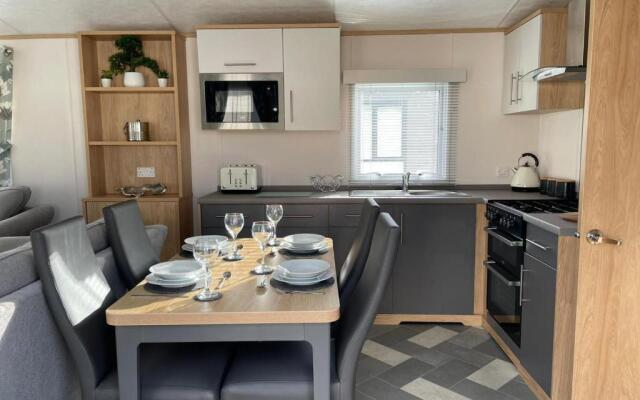 Yorkshire Lodge with Hot Tub