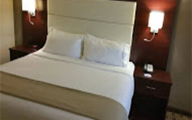 Holiday Inn Express & Suites Lantana by IHG