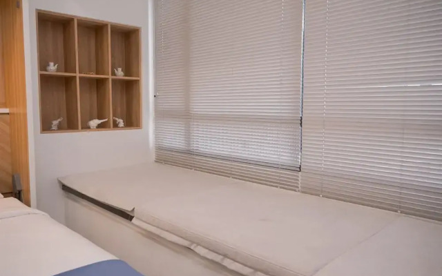 Modern And Comfy Studio At Collins Boulevard Apartment