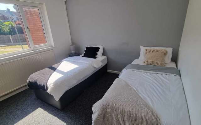 Doncaster-house-sleeps8-parking-garden