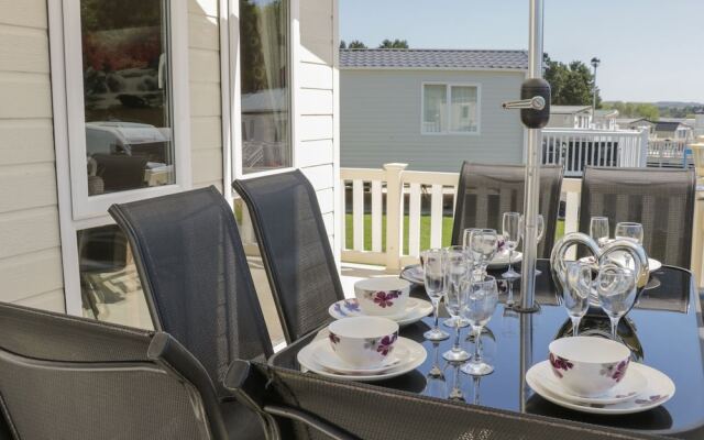 Jonstone Pines Lodge at Cayton Bay Holiday Park