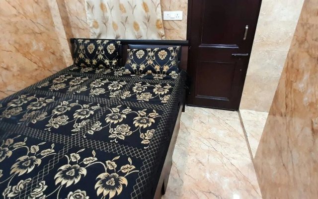 Room in Guest Room - Aggarwal Guest House In Cream Location 92,121,74700