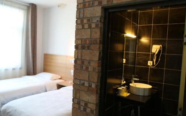 Huashan Lotus International Hostel