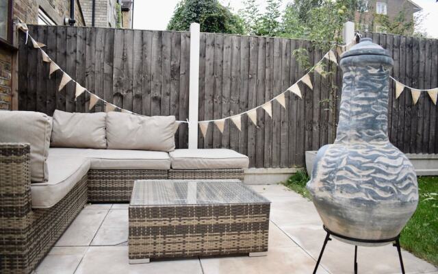2 Bedroom House in Bow With Garden