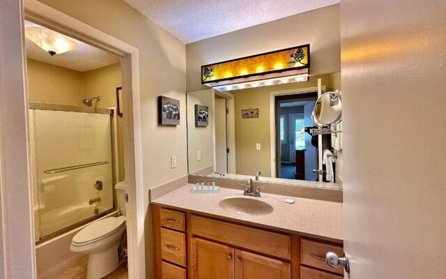 Charming 1BDR Condo w Golf Course View