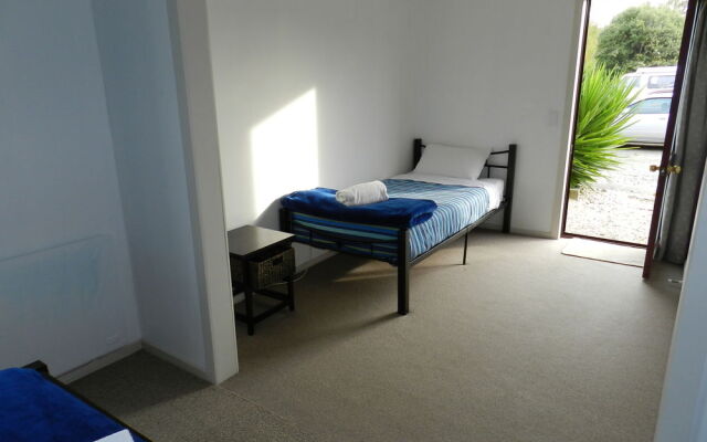 YHA Motueka Laughing Kiwi Backpackers & Self Contained Bach