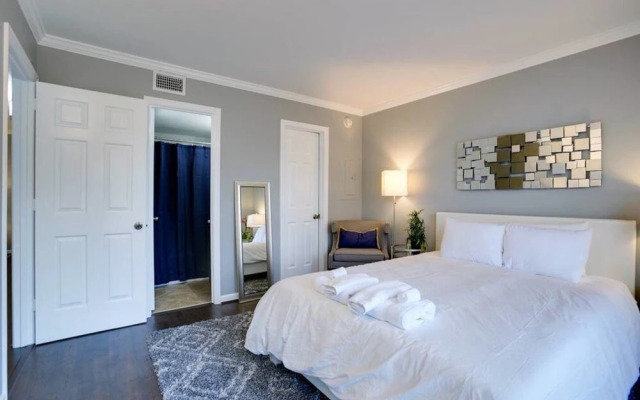 Creative & Cool 2br/2ba West Apt Home