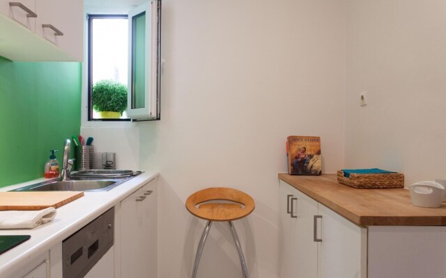 2 Bdrm apt for up to 6 Guests Next to Acropolis Museum