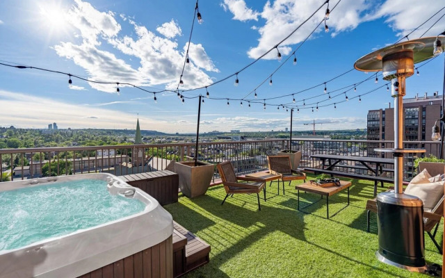 The Lost No Service Fees Penthouse Hot Tub