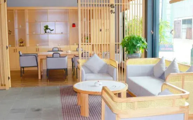 G Joyful Chujian Hotel (Mengzi Station)