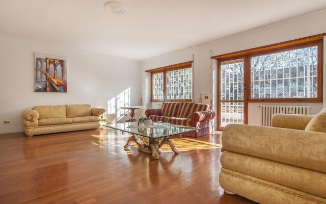 Eur Luminous And Large Family Terrace Apartment