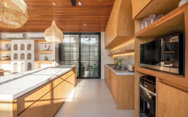 Stylish 5BR Boho Hideaway, 5 Minutes From Bingin