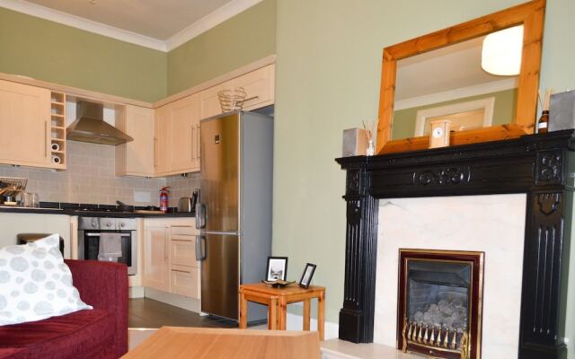 Colourful 1 Bedroom Apartment Near Edinburgh Centre