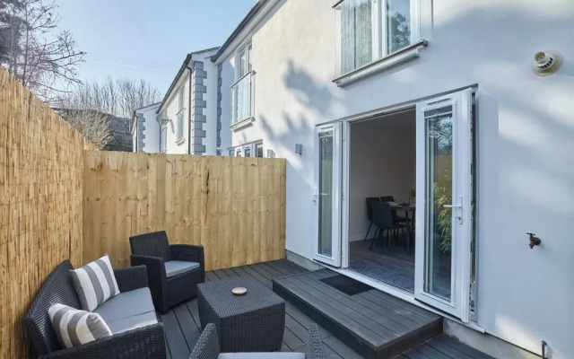2022 Modern Home In Central Hayle With Parking