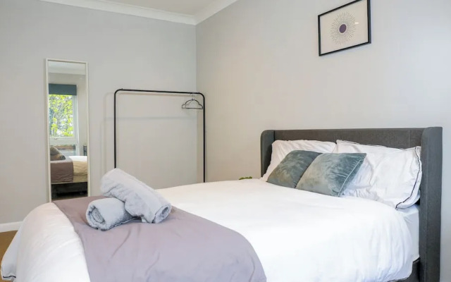 Apartmentsleeps3-balcony-valleyview-parking