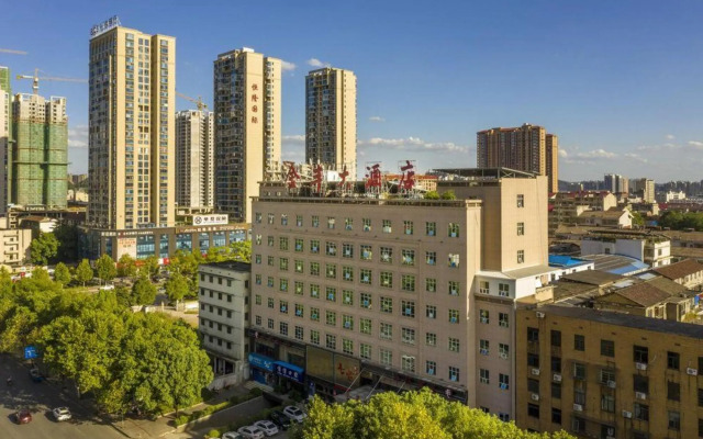 Jinfeng Hotel (Louxing Square Spring Garden Pedestrian Street Store)