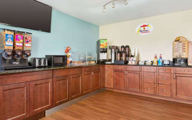 Super 8 by Wyndham Findlay